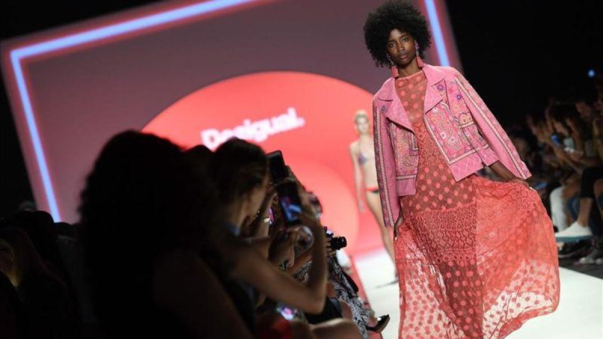 La firma Desigual ha presentado su colección 'Global Traveller' en la Semana de la Moda de Nueva York.-ANGELA WEISS / AP / ANGELA WEISS