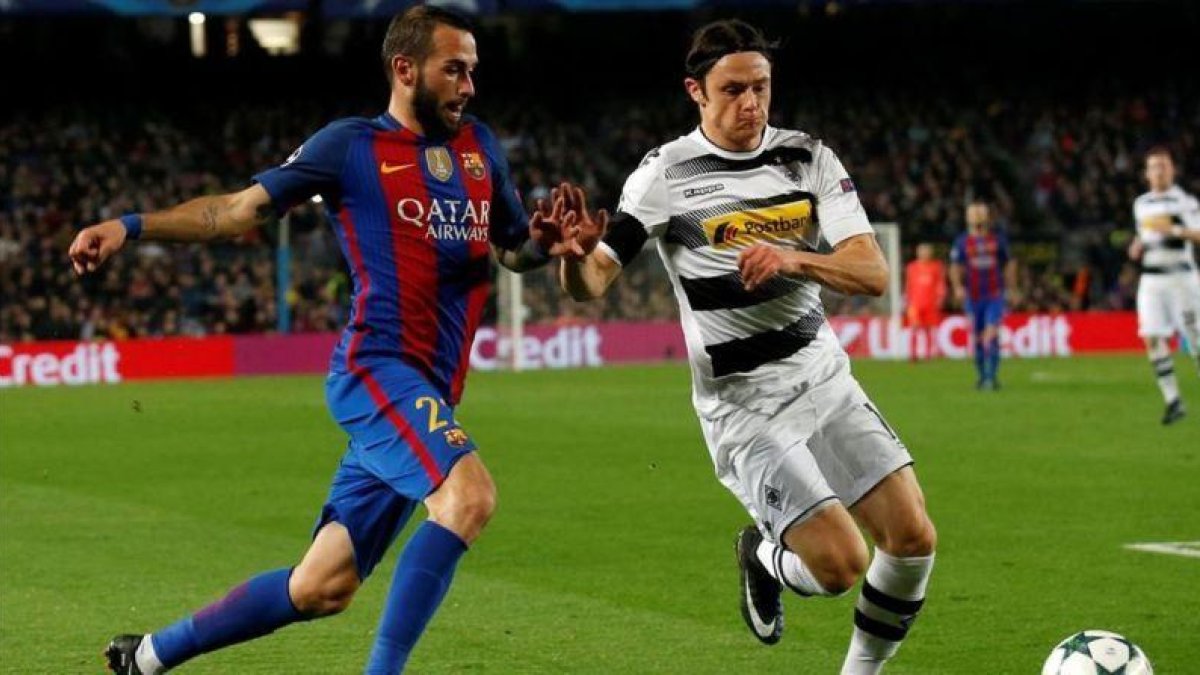 Aleix Vidal corre junto a Schulz en el Barça-Borussia en el Camp Nou.-REUTERS / ALBERT GEA