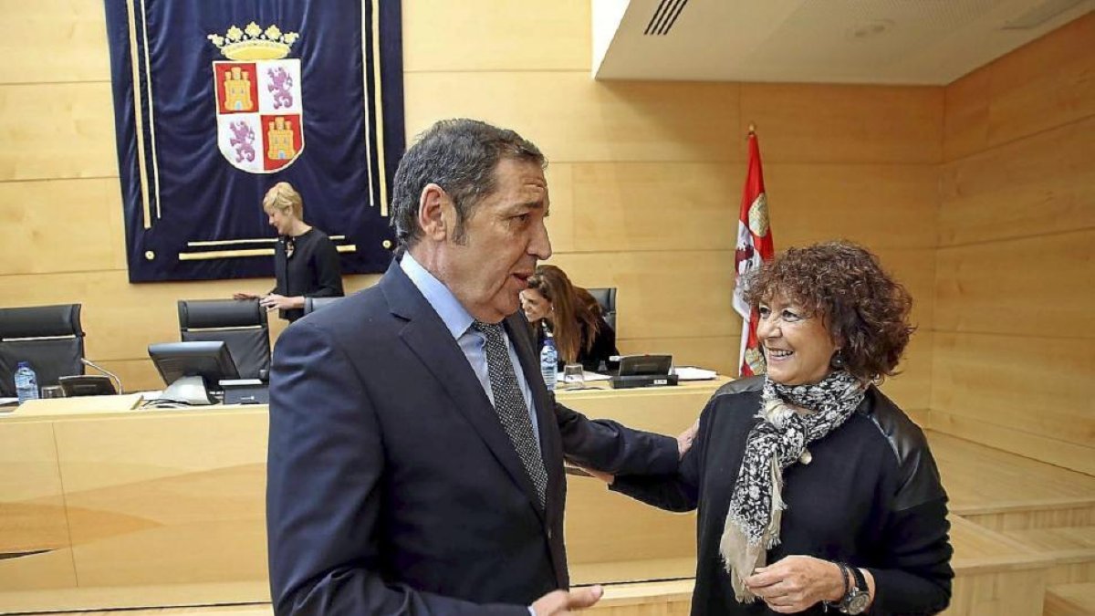 El consejero de Sanidad, Antonio Sáez, saluda a la socialista Mercedes Martín antes de su comparecencia.-Ical