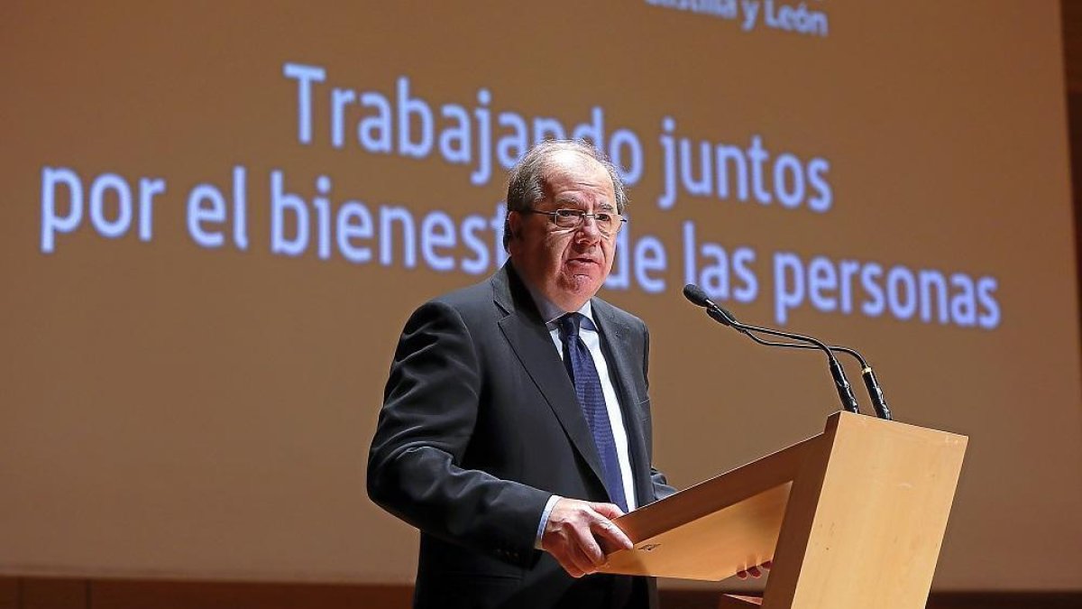 Juan Vicente Herrera, durante su intervención en la jornada del Tercer Sector, ayer en Valladolid. --J. M. LOSTAU