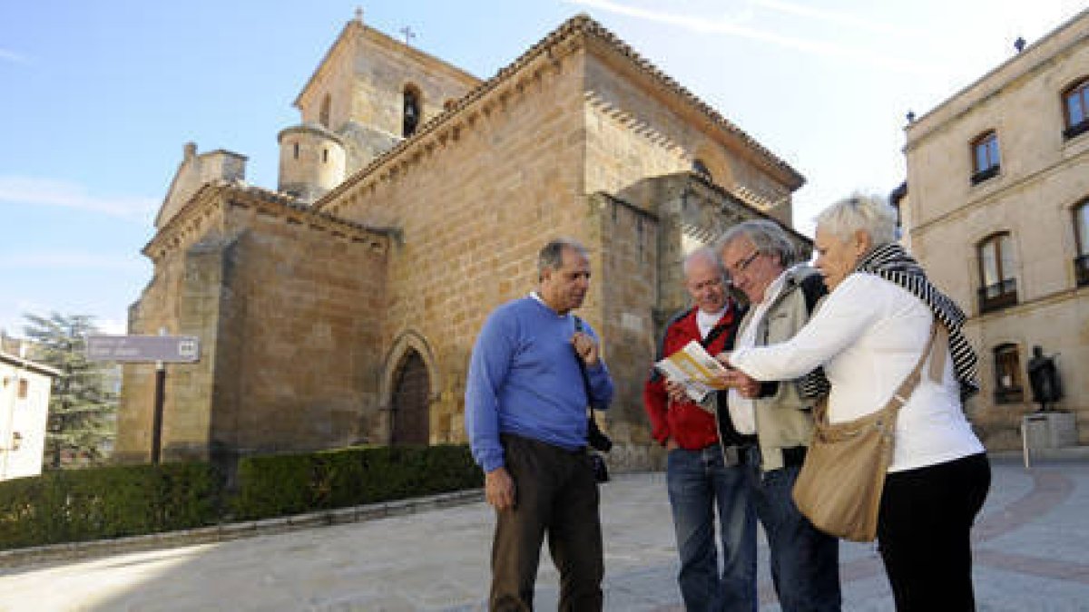 Turistas ante la iglesia de San Juan de Rabanera./ U. S. -