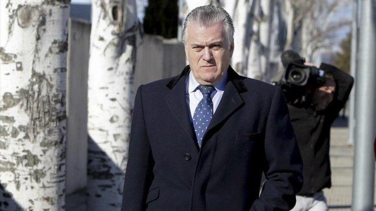 El extesorero del PP Luis Bárcenas, a su salida de la sede de la Audiencia Nacional en enero del 2017, cuando se reanudó el juicio del caso de corrupcion politica Gürtel.-EFE