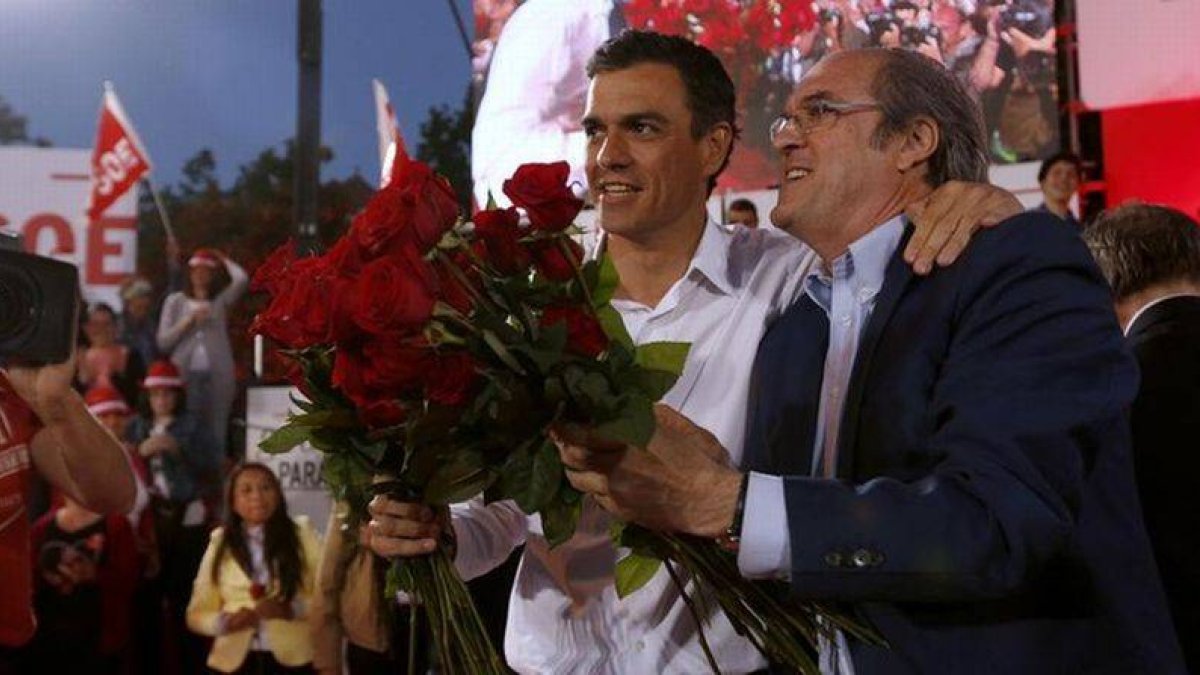 Pedro Sánchez y Ángel Gabilondo, el pasado 22 de mayo, en el mitin final de campaña del PSOE en Madrid.-Fpto: DAVID CASTRO