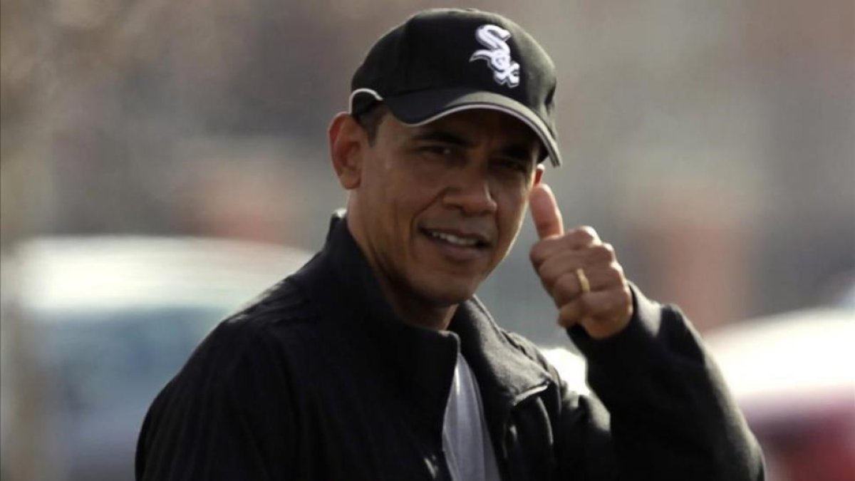 Obama saluda luciendo la gorra de los Chicago White Sox de beisbol.-YURI GRIPAS