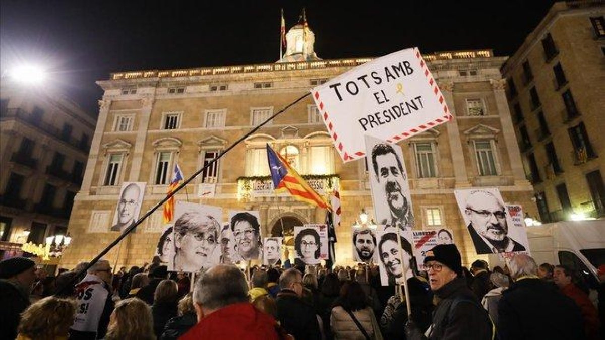Concentración en la plaza de Sant Jaume en apoyo de Torra tras su inhabilitación, este viernes.-ROBERT RAMOS