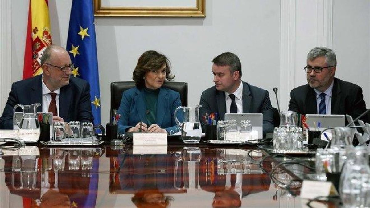Carmen Calvo e Iván Redondo durante la reunión de la Comisión General de Secretarios de Estado y Subsecretarios, este lunes en el palacio de la Moncloa.-DAVID CASTRO