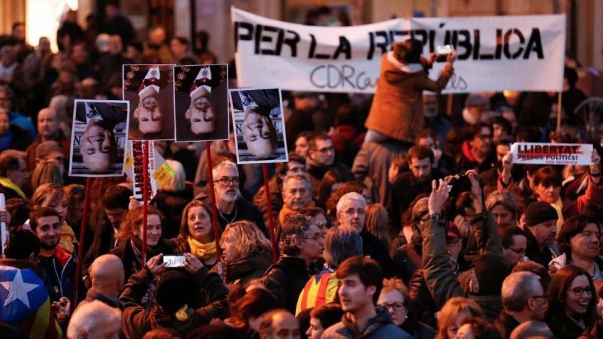 Concentración en la plaza de Sant Jaume, en Barcelona, en protesta por el encarcelamiento de los políticos independentistas.-/ AFP / PAU BARRENA