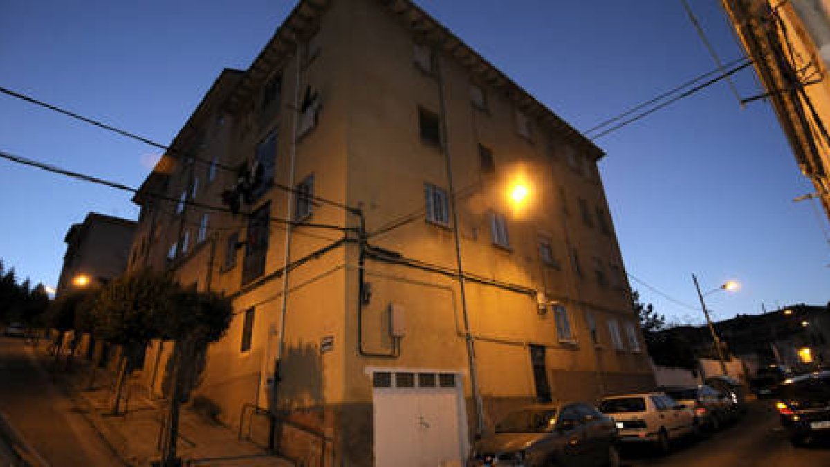 Inmueble de la calle Isabel de Rebollo 8 donde se pretende instalar una antena de telefonía. / ÚRSULA SIERRA-