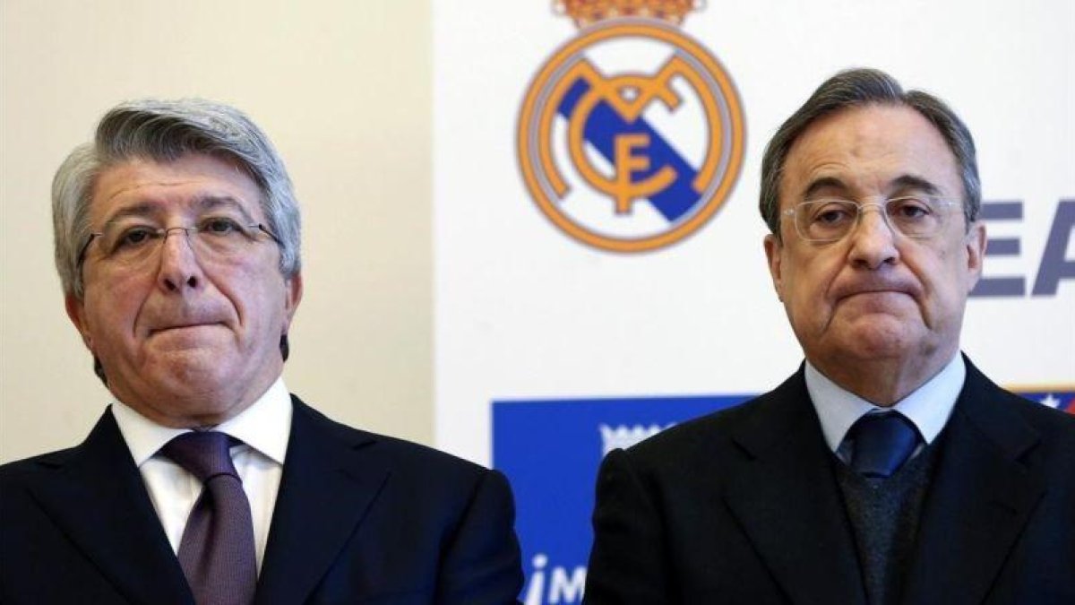 El presidente del Atlético de Madrid, Enrique Cerezo, junto al presidente del Real Madrid, Florentino Pérez.-JUAN CARLOS HIDALGO / EFE