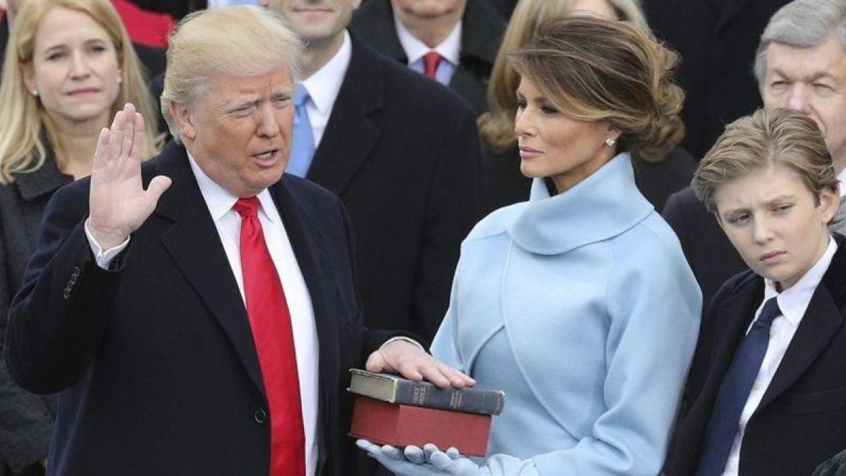 Donald Trump jura como presidente numero 45 de la historia de EEUU, junto a su esposa, Melania, y su hijo Barron.-EFE / JUSTIN LANE