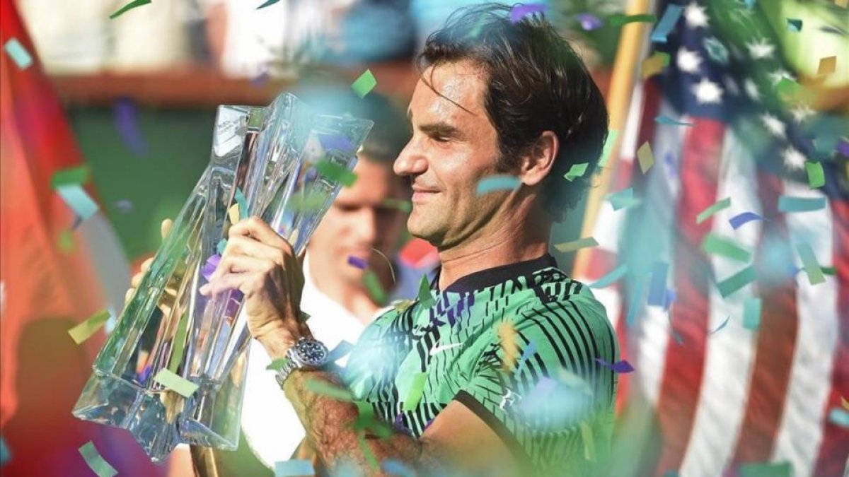 Federer celebra el trofeo ganado en Indian Wells.-KEVORK DJANSEZIAN