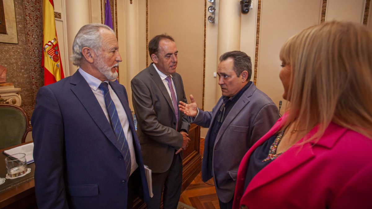 Miembros del tripartito la Diputación de Soria en el pleno ordinario de ayer. MARIO TEJEDOR