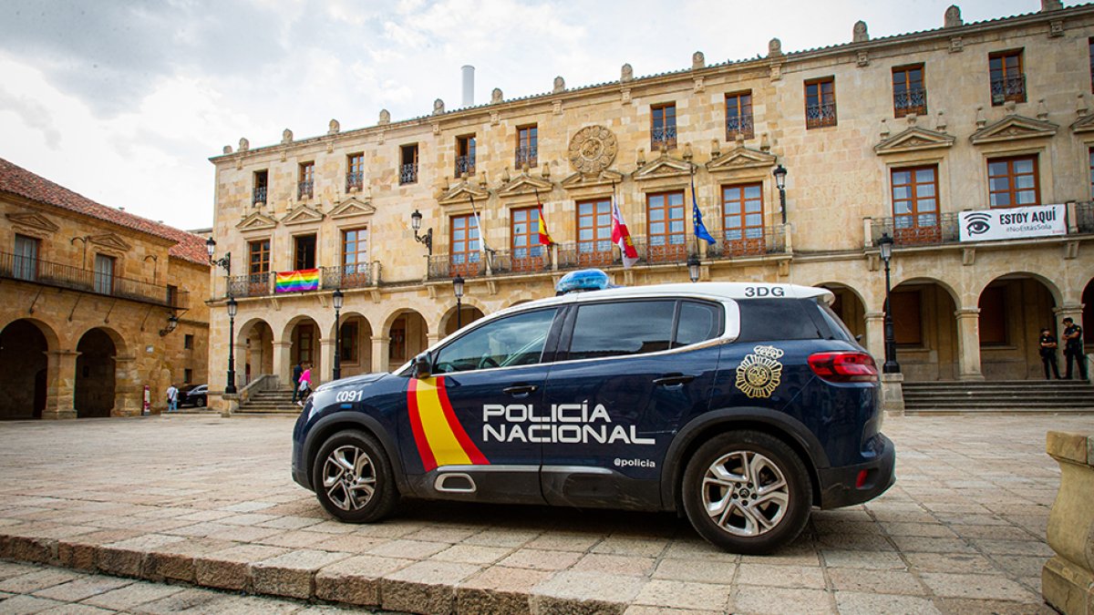 Vehículo de la Policía Nacional en el centro de Soria. MARIO TEJEDOR