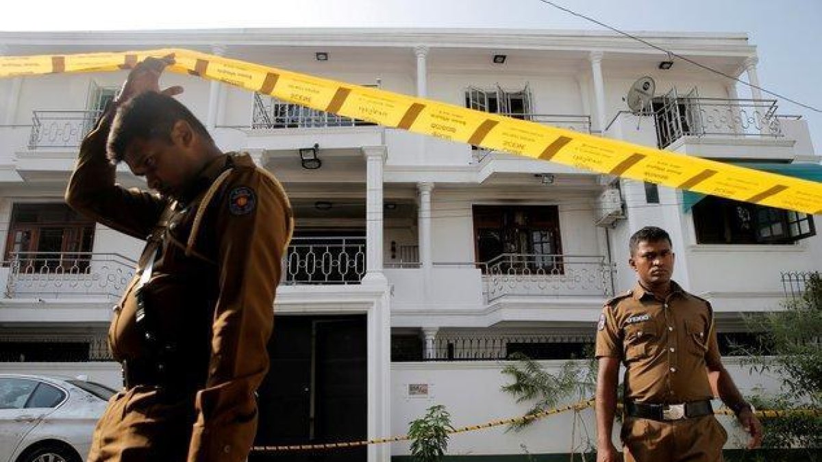 La policía de Sri Lanka en operativos para dar con los responsables del atentado terrorista.-REUTERS