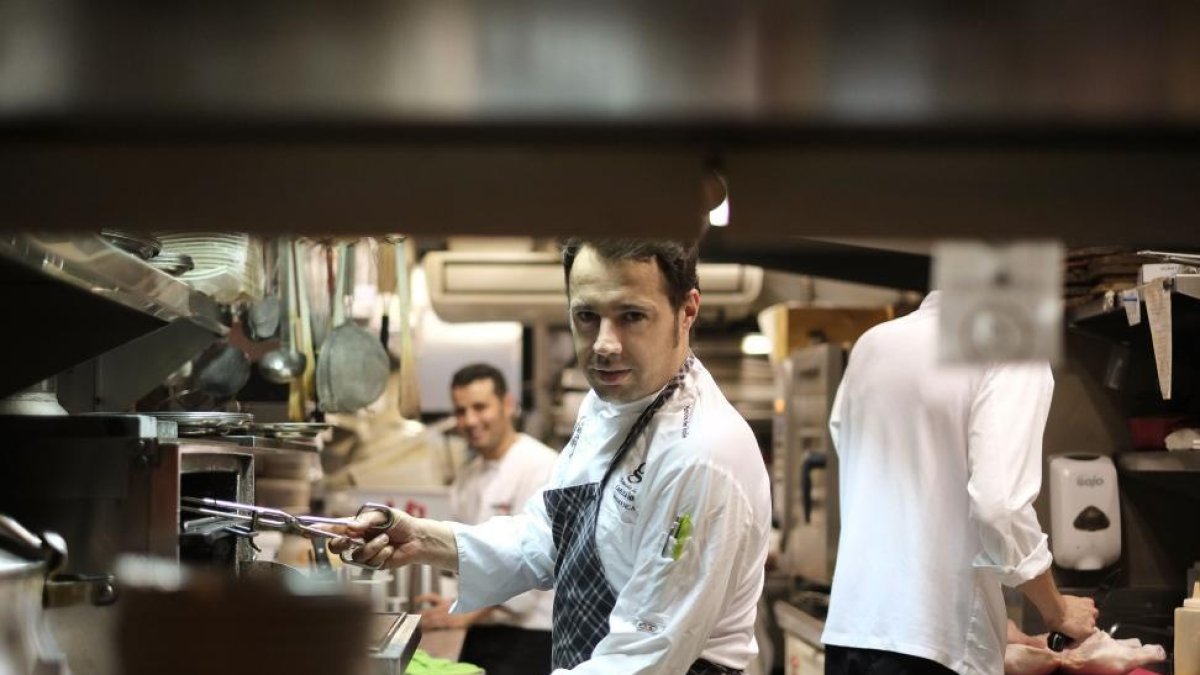 El chef Marcos del Valle, jefe de cocina junto a su equipo en el restaurante El Mesón de Gonzalo.-ENRIQUE CARRASCAL
