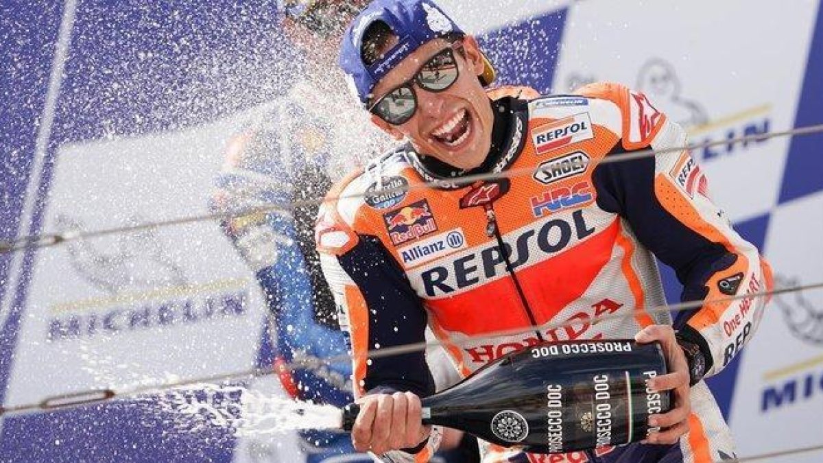 Marc Márquez (Honda) muestra su euforía en el podio de Motorland (Aragón).-ALEJANDRO CERESUELA
