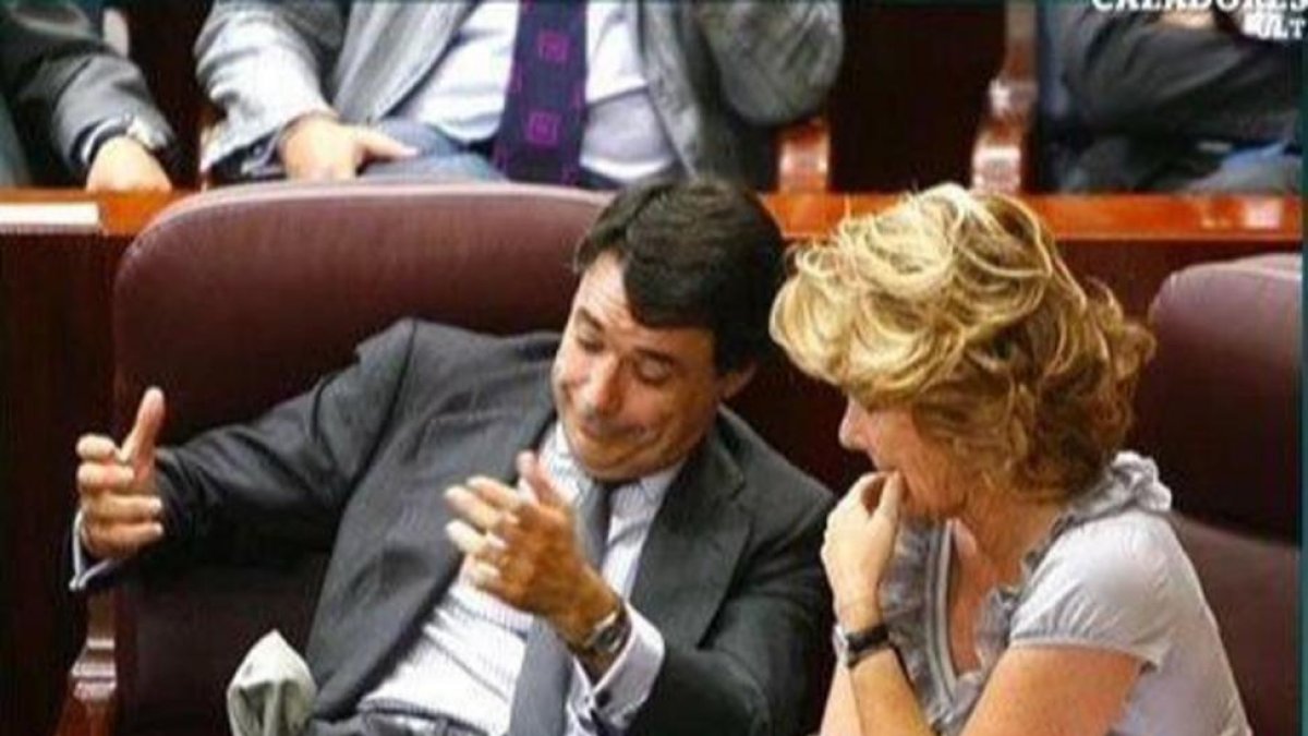 Aguirre obligando a González a vaciarse los bolsillos('El intermedio')-