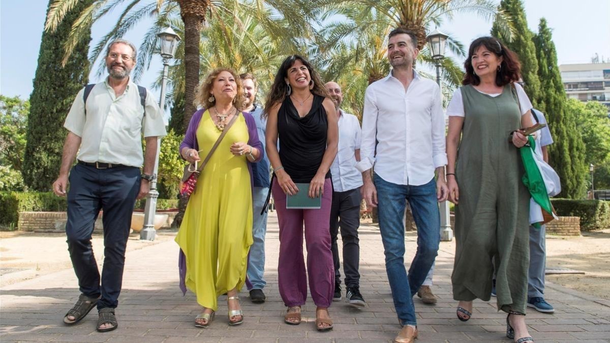 Teresa Rodríguez, en el centro, con otros representantes de fuerzas de la confluencia andaluza de Podemos. /-EFE / RAÚL CARO