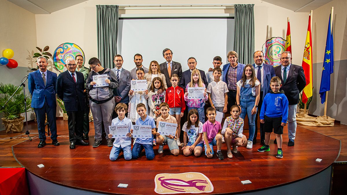 Foto de familia de ganadores y autoridades del concurso sobre Numancia