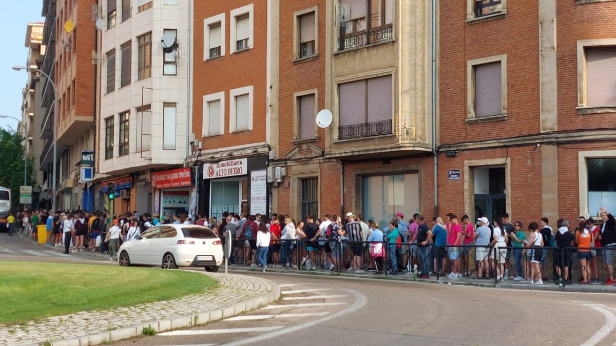 Servicio autobuses: Colas interminables para coger el bus a Valonsadero  para presenciar La Saca