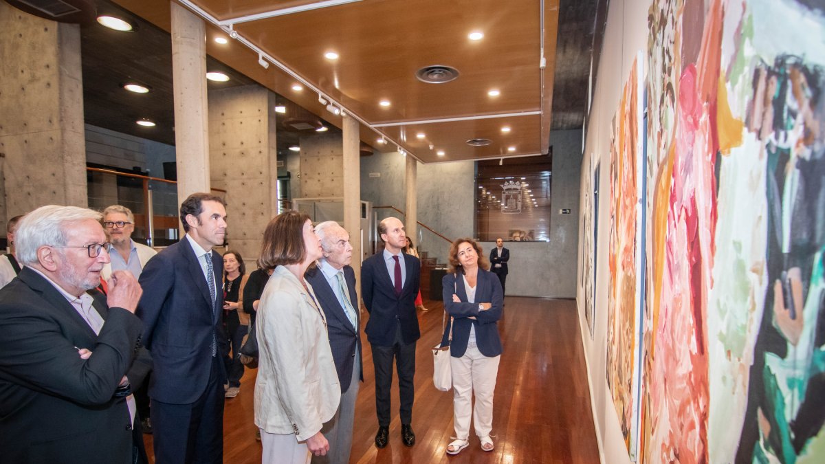Inauguración de la exposición con la artista Silvia Olabarría (en la imagen junto a Carlos Zurita).