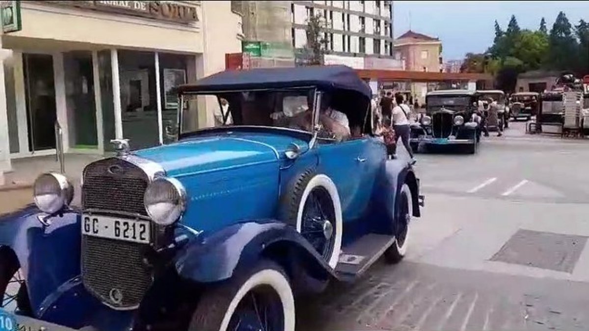 La Escudería de Vehículos Antiguos Laurel de Baco celebra este fin de semana en Soria una nueva edición de la mítica concentración de coches antiguos y su correspondiente Rally donde participan vehículos construidos con anterioridad al 31 de diciembre de 1940, de los que alguno cuenta todavía con todas las piezas originales. Ésta es la XXXIV concentración, mientras que el rally cumple su mayoría de edad, 18.<br />El número de coches será de 35, anteriores todos ellos al año 1940 y cinco posteriores a ese años 