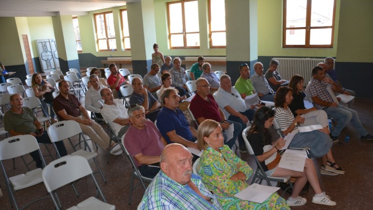Asistentes a la asamblea que se celebró en Duruelo de la Sierra.