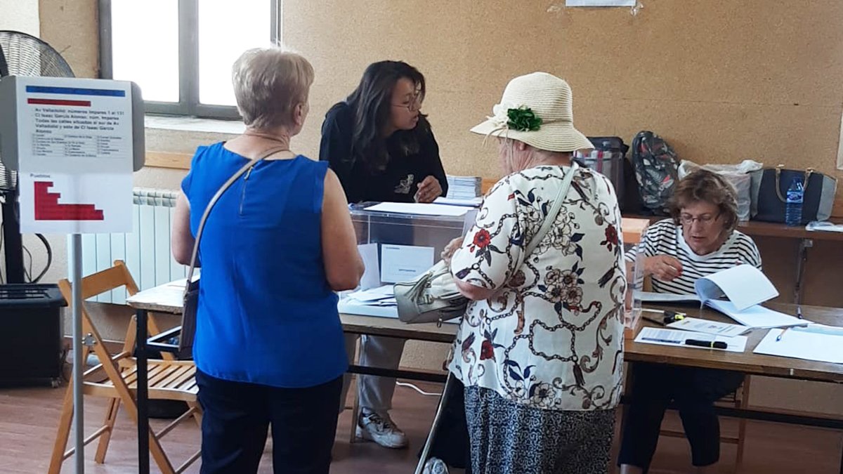 Señoras votando en un pueblo en la jornada electoral del 23J