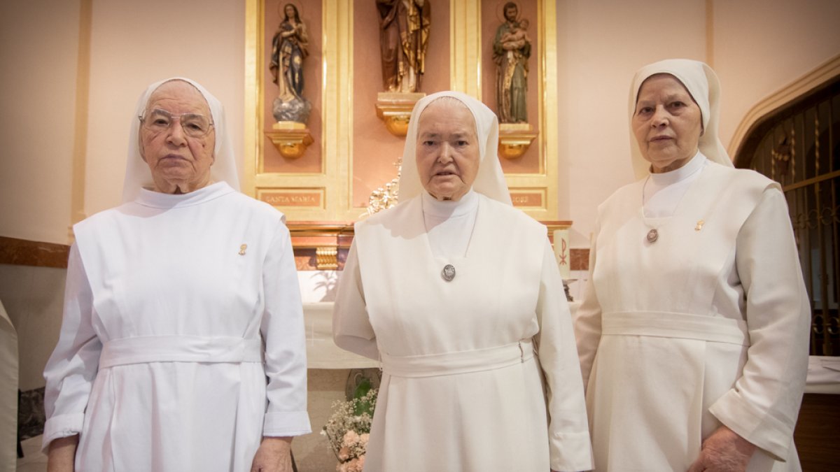 De izquierda a derecha, las hermanas María Jesús, María Pilar y Magdalena, este jueves en la iglesia.