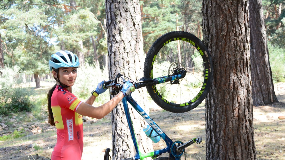 Gisela Herrero, joven promesa del ciclismo de montaña en Soria.