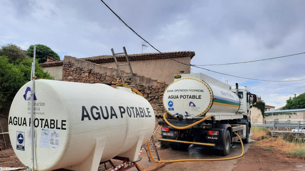 Camiones cisterna de la Diputación de Soria repartiendo agua.
