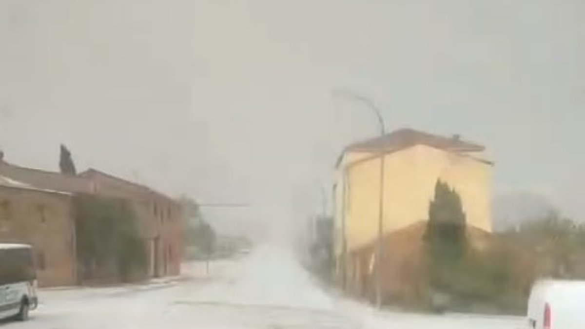 Una tormenta ha dejado una monumental granizada en puntos del sur de Soria como Barahona, protagonista del vídeo. También se recomienda precaución en la autovía A-2 a su paso por la provincia y en los primeros kilómetros de la A-15 desde Medinaceli. Atención, porque pueden subir hacia el centro de la provincia. El radar de Rayos de la Aemet apunta que los rayos han comenzado a caer a partir de las 16.00 horas en la provincia, que estaba excluida de las alertas pero que sí linda con Guadalajara, en nivel amarillo en algunas zonas.