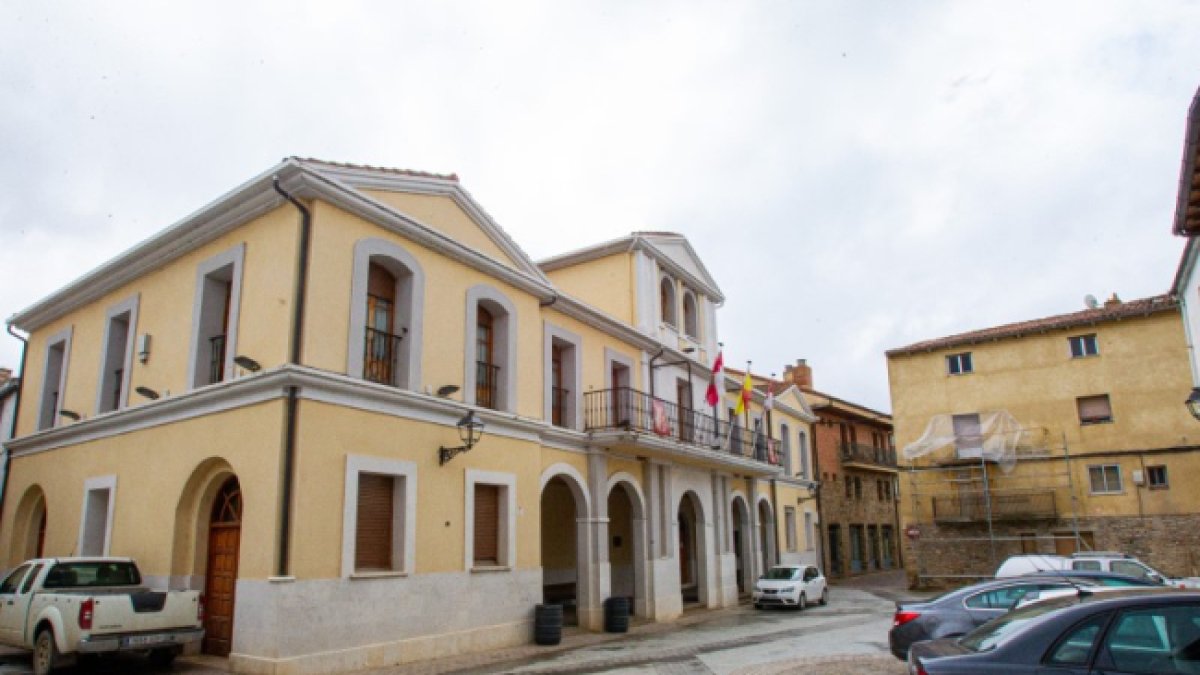 Ayuntamiento de San Pedro Manrique, en el centro de la localidad.