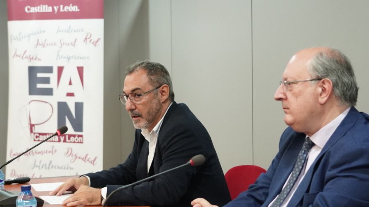 Enrique Cabero Morán, presidente del CESCyL, y Óscar Castro Vega, presidente de EAPN CyL, en la presentación del informe.