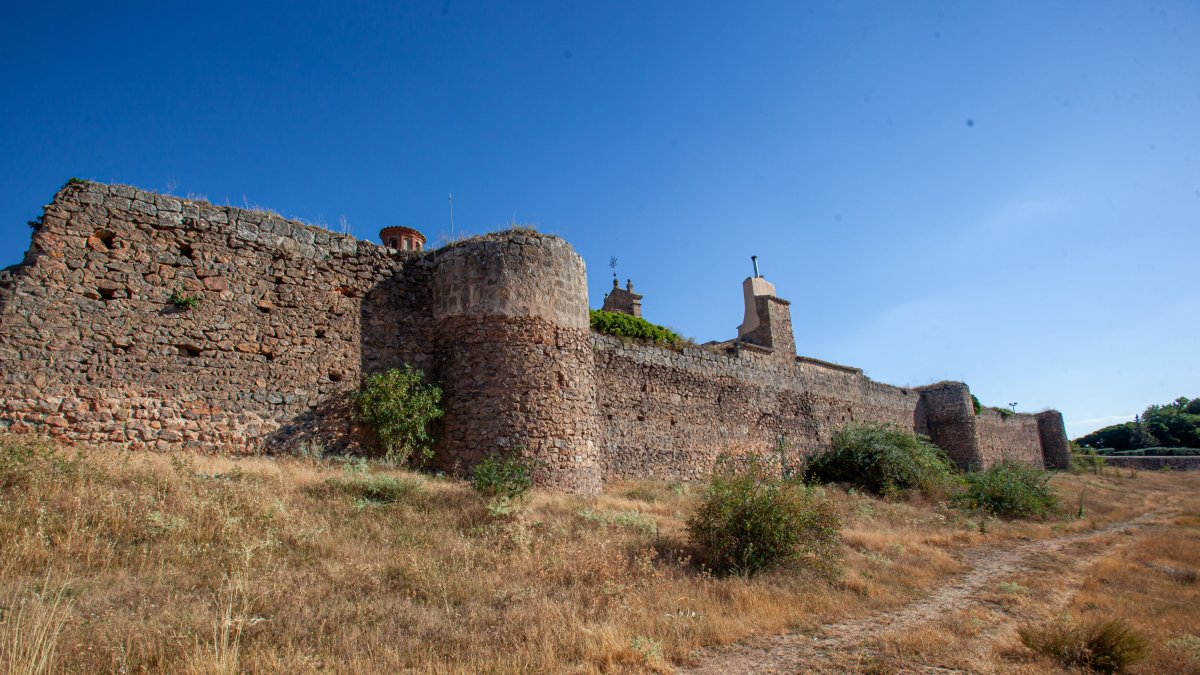 La muralla en el recinto de la ermita del Mirón. MARIO TEJEDOR