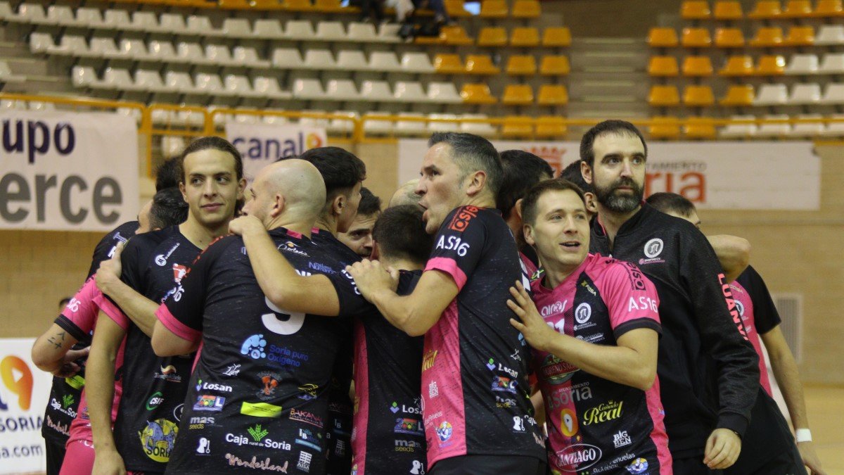 Los jugadores de Moreno Sáez Sporting se abrazan tras el partido.