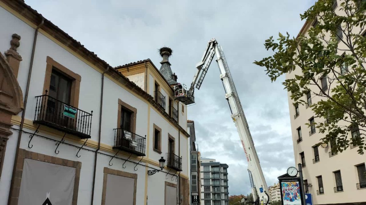 Los bomberos de Soria intervienen en el Palacio de los Alcántara ate el fuerte viento.
