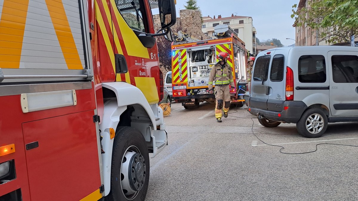 Camiones de bomberos en la calle Santa Clara, de Soria.