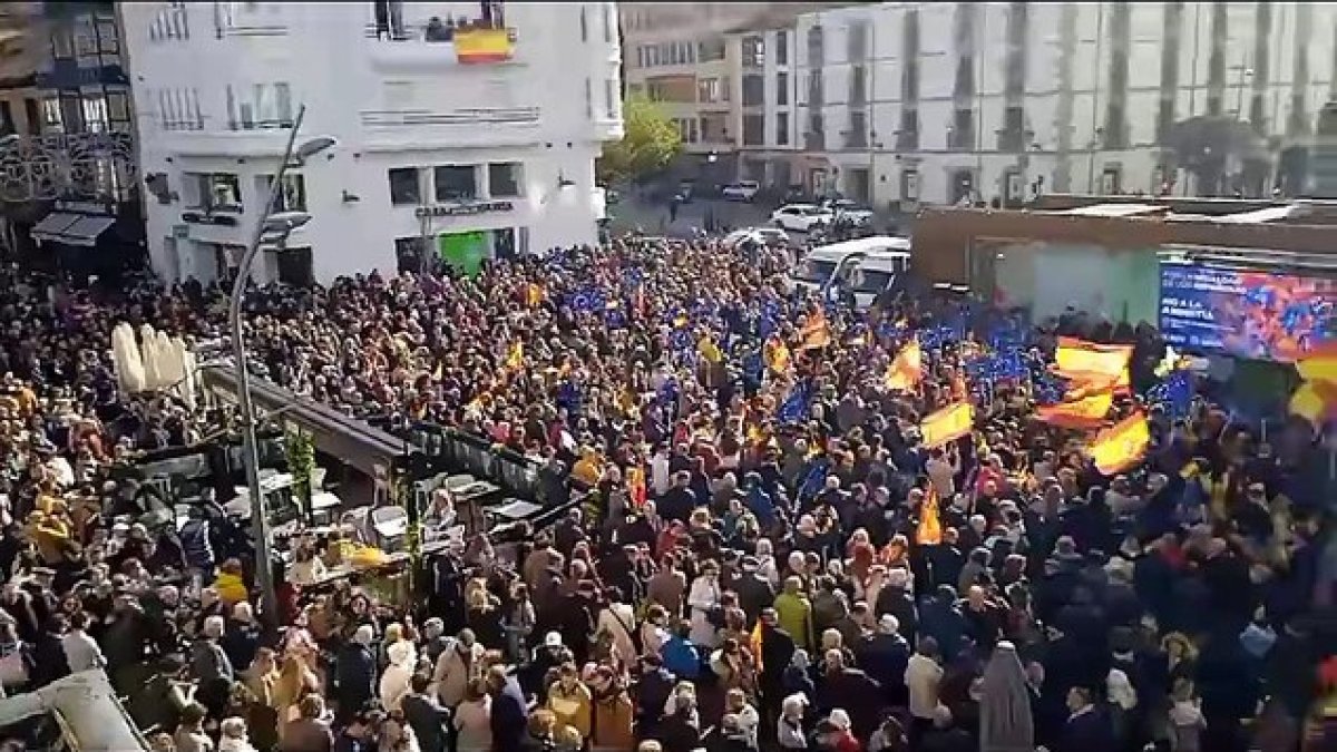 Unas 3.000 personas han asistido a la concentración convocada por el PP contra la amnistía