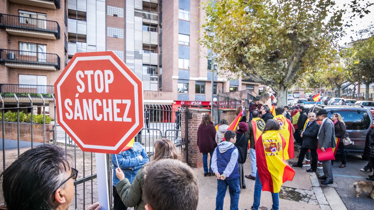 Concentración de Vox frente a la sede del PSOE de Soria.