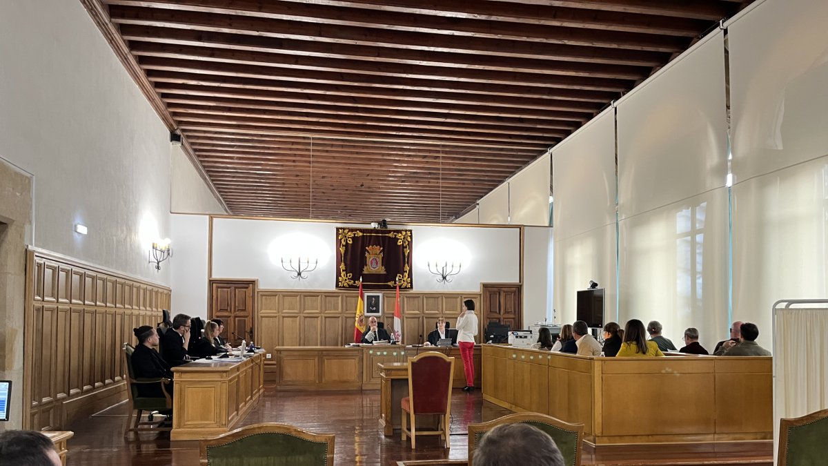 A la izquierda el acusado del asesinato de Diolimar en la primera sesión del juicio para la constitución del jurado popular, a la derecha.