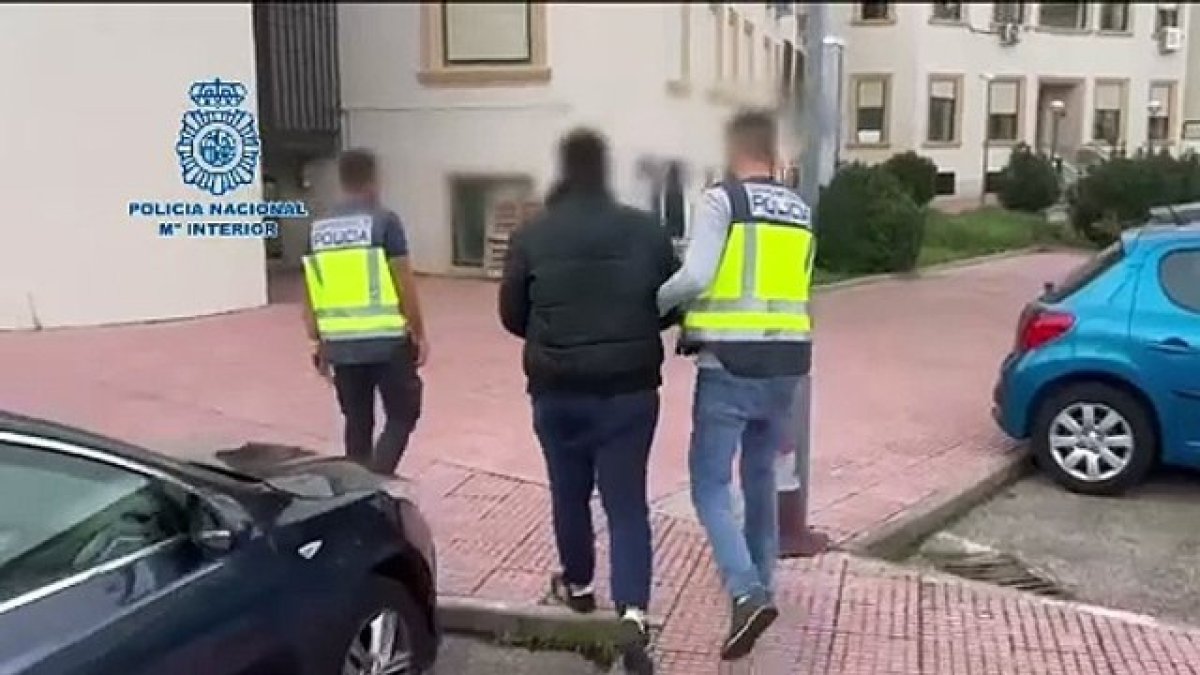 La Policía Nacional detiene a 20 aficionados ultras de equipos deportivos relacionados con acciones violentas en Soria, en la jornada del partido entre el Numancia y el Cornellá, en la cual se produjo una brutal paliza a un aficionado donostiarra