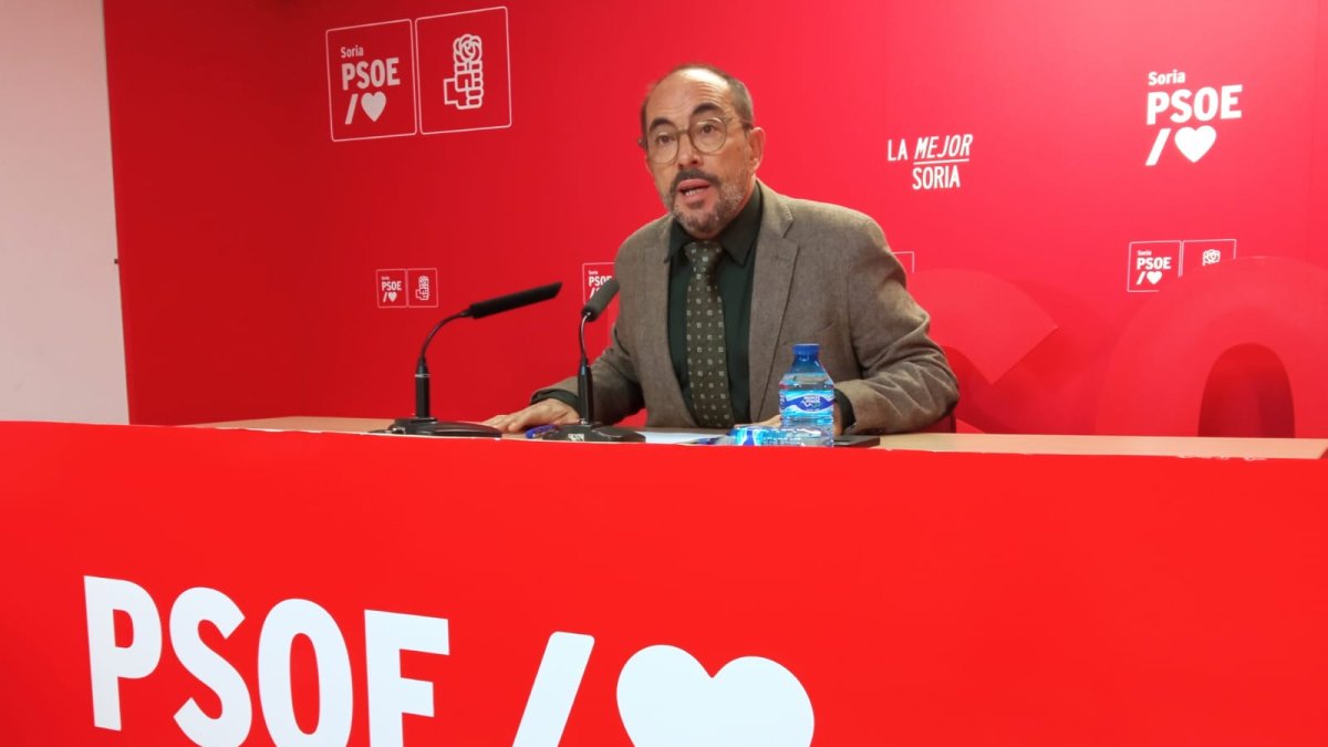El secretario general del PSOE de Soria, Luis Rey, durante su comparecencia. HDS