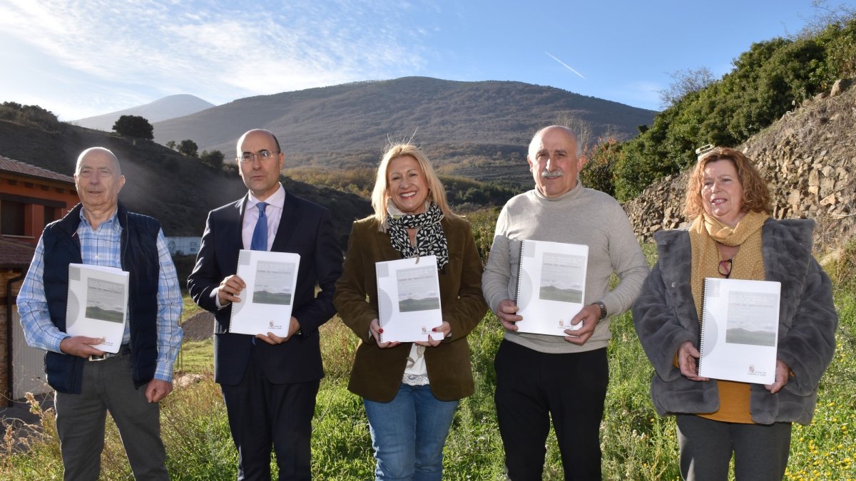 La delegada, Yolanda de Gregorio, con los alcaldes de Cueva de Ágreda, Ágreda, Vozmediano y Beratón.