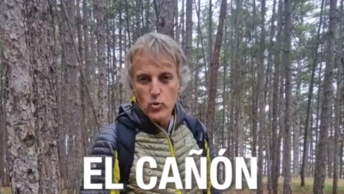 El comunicador y aventurero Jesús Calleja ha 'presumido' en sus redes sociales del Cañón del Río Lobos, un espacio natural que ha recomendado en especial para los amantes del senderismo. El conocido rostro televisivo valoró el paisaje, la posibilidad de disfrutar de los buitres o incluso la ermita de San Bartolomé, tanto como destino de una corta ruta de trekking como por su espectacular enclave.