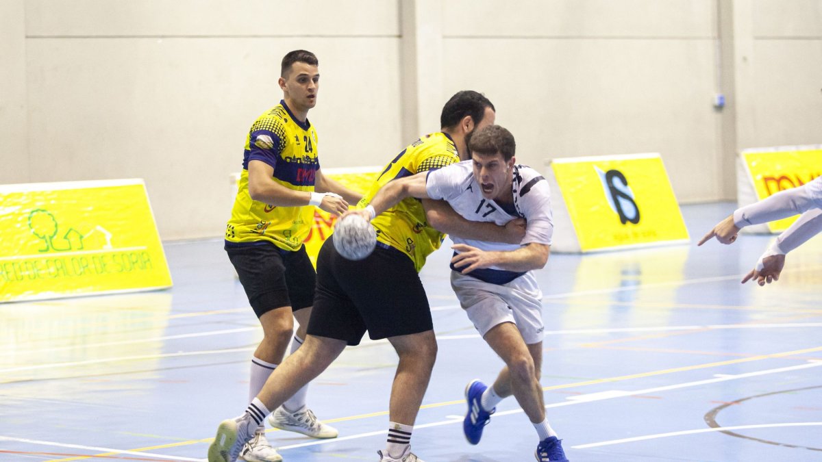 Balonmano: Otra goleada del BM Soria que asegura el play off y casi la  primera posición (25-42)