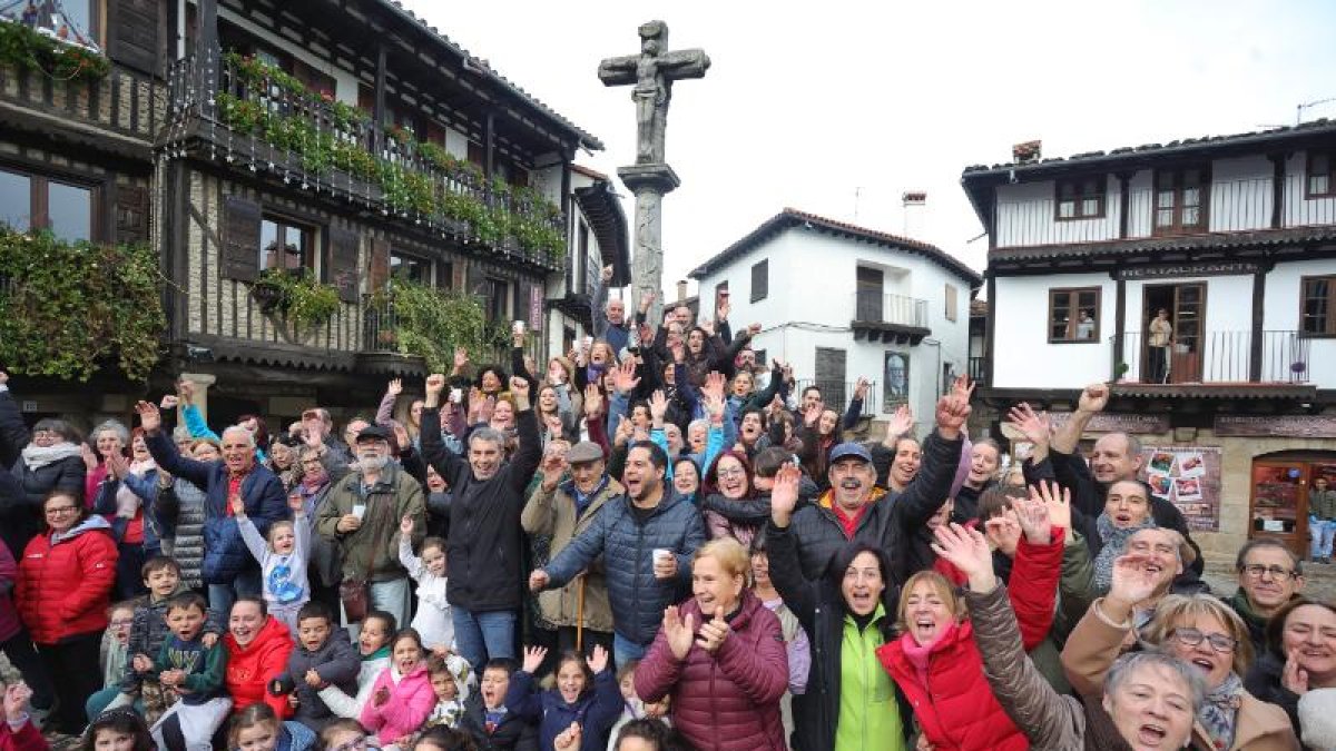 Vecinos de La Alberca festejando que ha ganado su municipio.