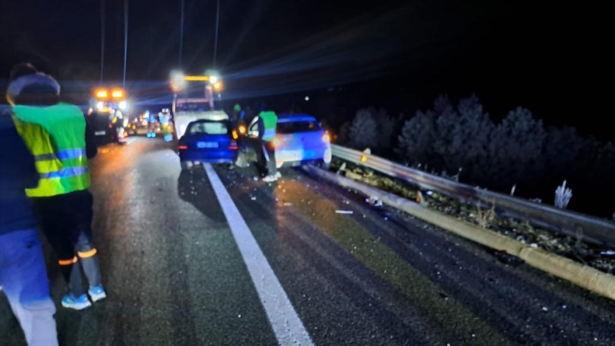 Una placa de hielo provoca un accidente múltiple en la autovía A-67 a su paso por Aguilar de Campoo (Palencia).