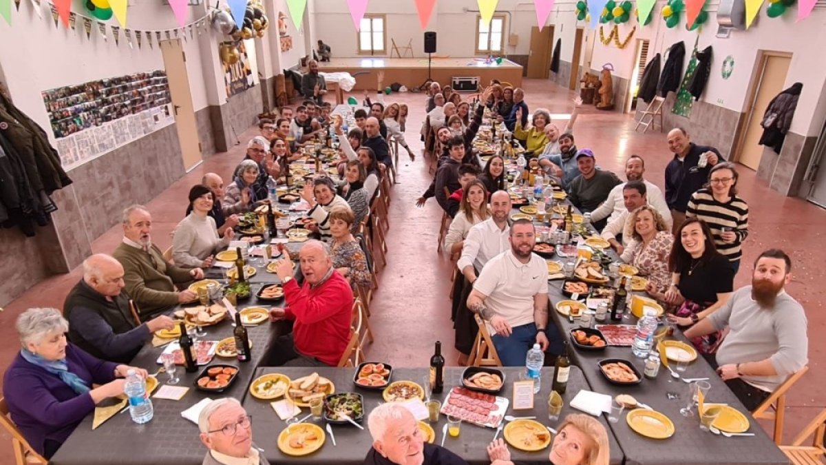 Jesús Pardo preside la larga mesa para celebrar su centenario.