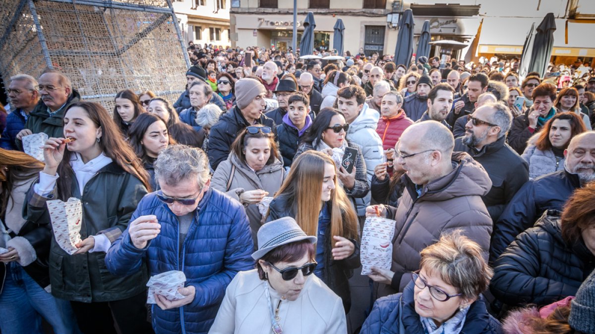 Sorianos y visitantes consumieron los 12 trozos de torrezno a ritmo de las campanadas.